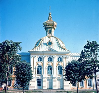 Uitzicht op het Noordpaviljoen van het Grote Zomerpaleis, gebouwd in 1750 door Bartolomeo Franceso Rastrelli